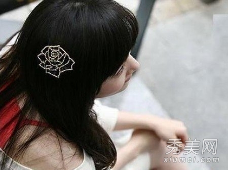 花朵发饰扮靓冬季 戴花的女人魅力足