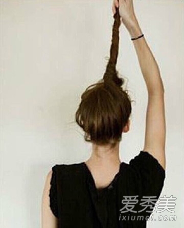 蓬松丸子头怎么扎 最新减龄扎法图解