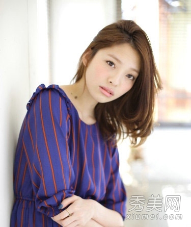 夏日ol清新中长卷发 时尚修颜好打理
