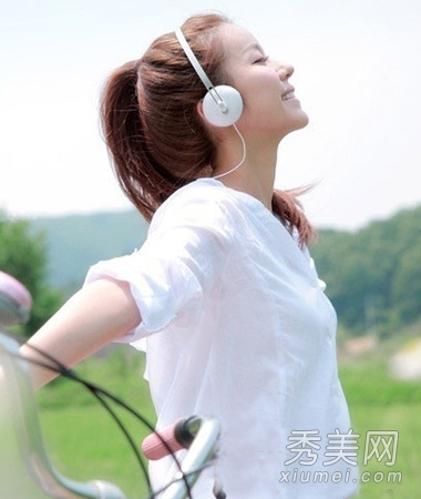 长发马尾怎么扎最清新 简单扎发超显气质