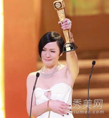 TVB2013颁奖典礼田蕊妮封后 短发显女王范