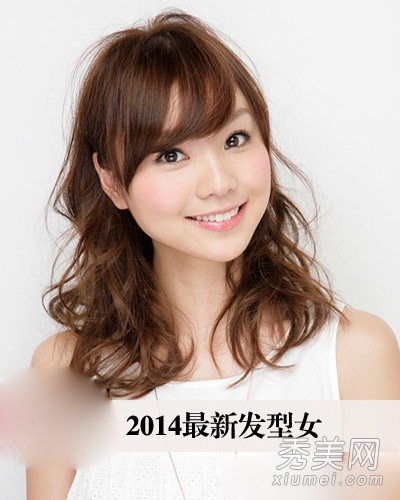 2014最新流行女生发型 卷发比直发更好看
