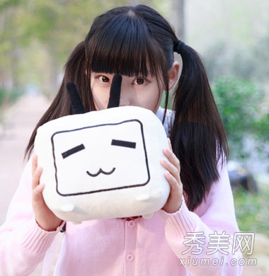 春夏清新校园季 萝莉范马尾扎发甜美超减龄