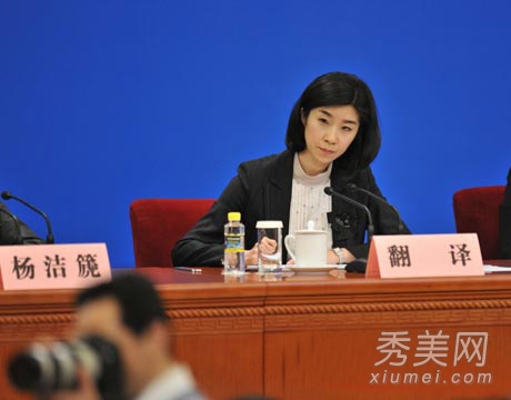 总理翻译张璐走红 知性短发端庄优雅