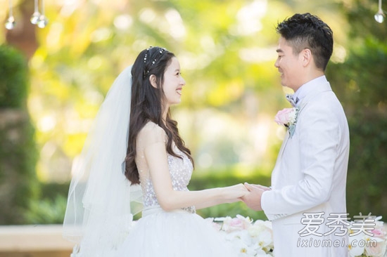 奶茶妹妹刘强东国庆大婚 新娘发型甜美动人