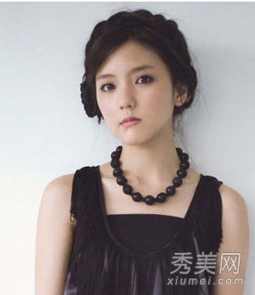 9款初秋唯美盘编发发型 浪漫更吸睛