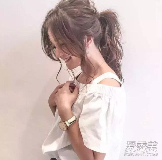 不管别人怎么说 夏天长发就要扎出空气感才最时髦 长发发型的扎法