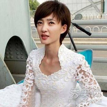 王丽坤《爱的多米诺》短发变时尚女强人