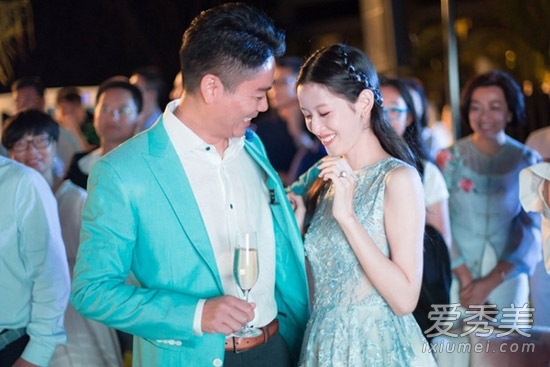 奶茶妹妹刘强东国庆大婚 新娘发型甜美动人