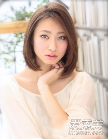 初夏女生偏分中短发 甜美减龄很流行