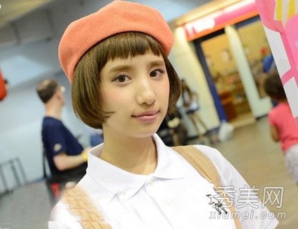 日本双胞胎嫩模走红 短发蘑菇头俏皮可爱