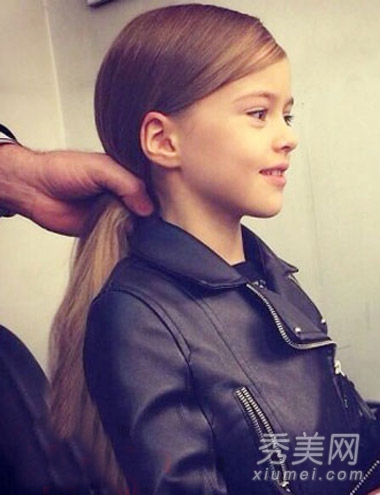 俄罗斯9岁小模特走红 金发碧眼超萝莉