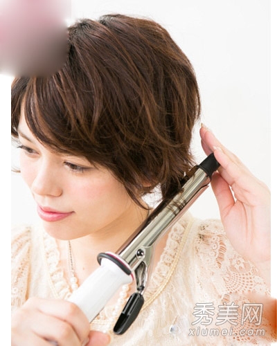 女生短发怎么扎好看 萝莉范花朵编发教程