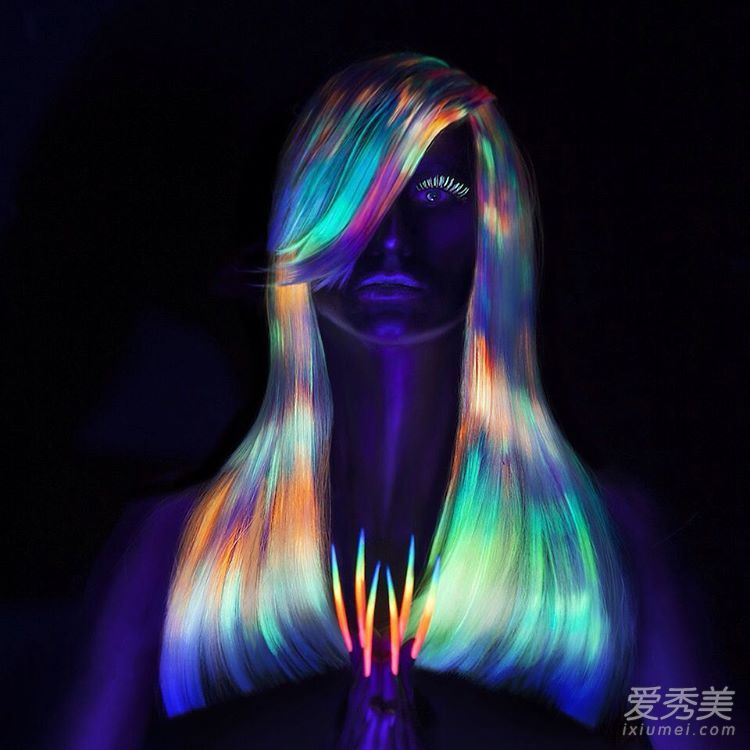 外国人热衷的新玩法 荧光发色美到炸！ 荧光色染发