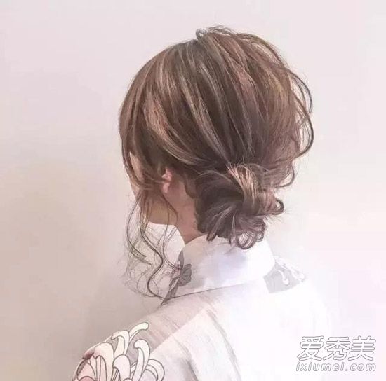 不管别人怎么说 夏天长发就要扎出空气感才最时髦 长发发型的扎法