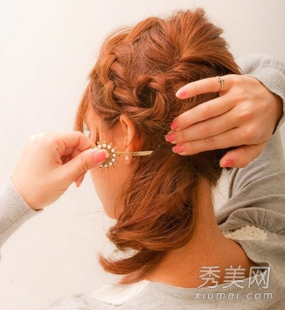 长卷发怎么扎好看 韩式淑女发型扎发
