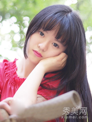 女生清纯气质长直发 夏季展现别样风情