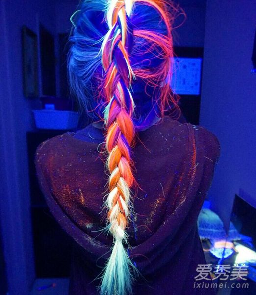 荧光色算什么 现在流行会发光的头发！ 夜光发