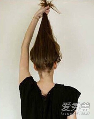 蓬松丸子头怎么扎 最新减龄扎法图解