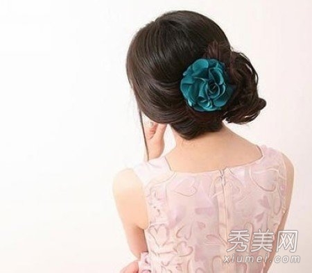 花朵发饰扮靓冬季 戴花的女人魅力足