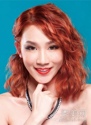 偷师明星卷发秘诀 复刻允儿甜美蛋卷头