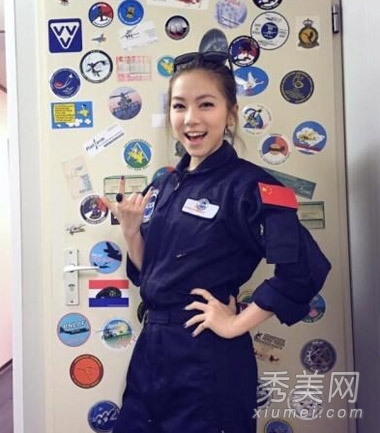 邓紫棋穿国旗服训练 帅气发型征服太空