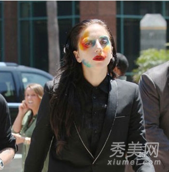 LADY GAGA再现雷人街拍 搞怪发型演绎独特个性