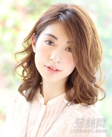 最新女生流行卷发推荐 有层次更修颜