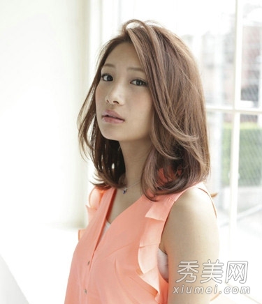 夏日ol清新中长卷发 时尚修颜好打理