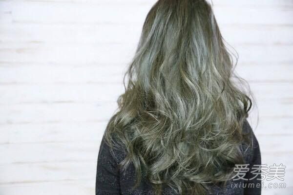 春季新配色 用橄榄雾灰取代你一成不变的发色 头发染什么颜色好看