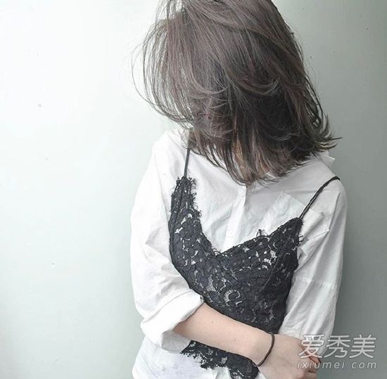 春天里女生最爱的发型 还是微卷发最有味道！ 中长微卷发型