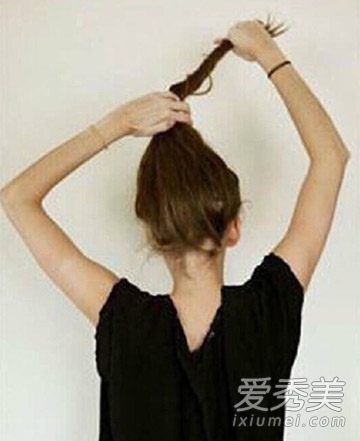 蓬松丸子头怎么扎 最新减龄扎法图解