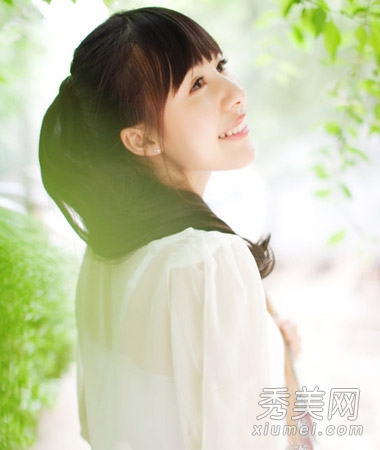 长发马尾怎么扎最清新 简单扎发超显气质