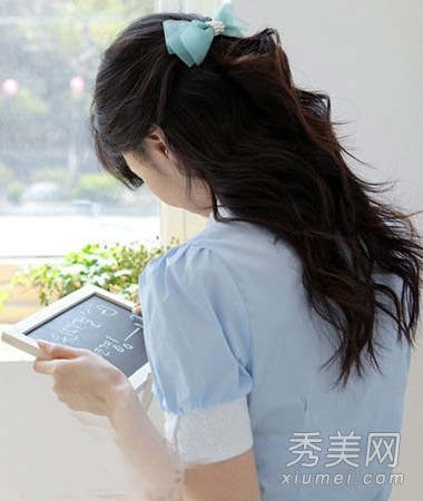 春季卷发怎么扎好看 简单扎发变清新淑女