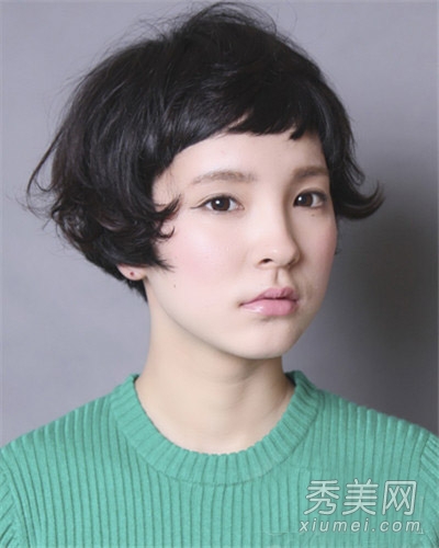 女生俏皮锅盖头短发 微卷更时尚
