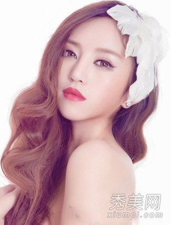 春季最爱长卷发 轻松塑造气质轻熟女