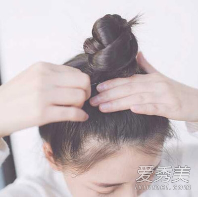 丸子头扎法图解 3分钟变韩范美妞