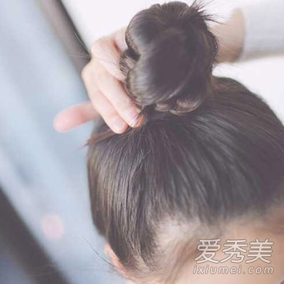 丸子头扎法图解 3分钟变韩范美妞