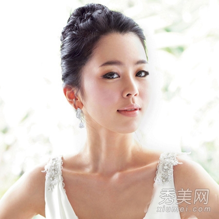 韩式新娘发型示范 带上发饰美美结婚去