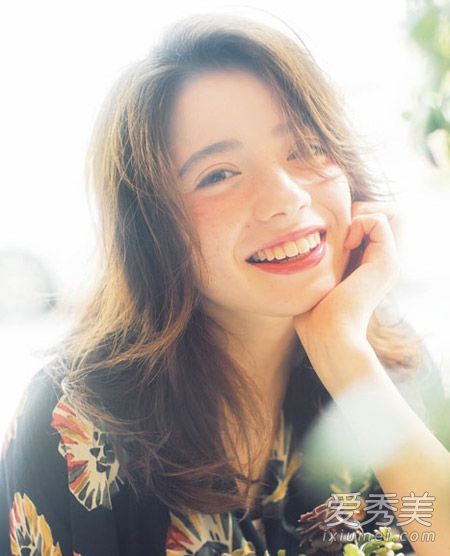 寒冬就要烫个“卷” 14款美发温暖来袭2015流行发型卷发女