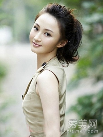 女生圆脸长发怎么扎 简单马尾扎发超靓