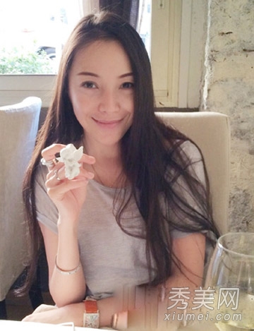 美女ceo达贝妮私照发型 侧分长发女人味