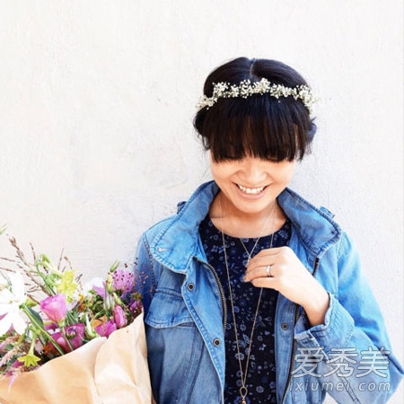 春天做个戴花的文艺女 9款发型值得一试