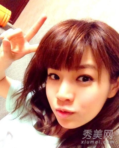 陈妍希齐刘海扮嫩成功 甩婴儿肥变瓜子脸