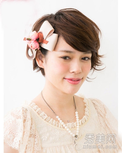 女生短发怎么扎好看 萝莉范花朵编发教程