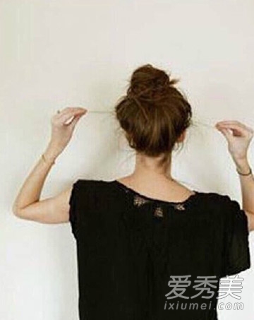 蓬松丸子头怎么扎 最新减龄扎法图解