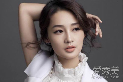 金世佳李沁恋情曝光 李沁甜美发型解析