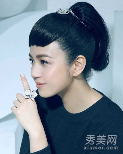 陈妍希齐刘海扮嫩成功 甩婴儿肥变瓜子脸
