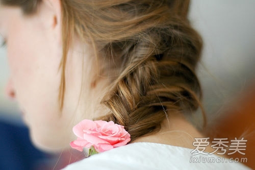 春天做个戴花的文艺女 9款发型值得一试