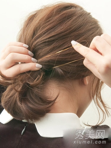 保留梳发痕迹 超简单中短发打理方法